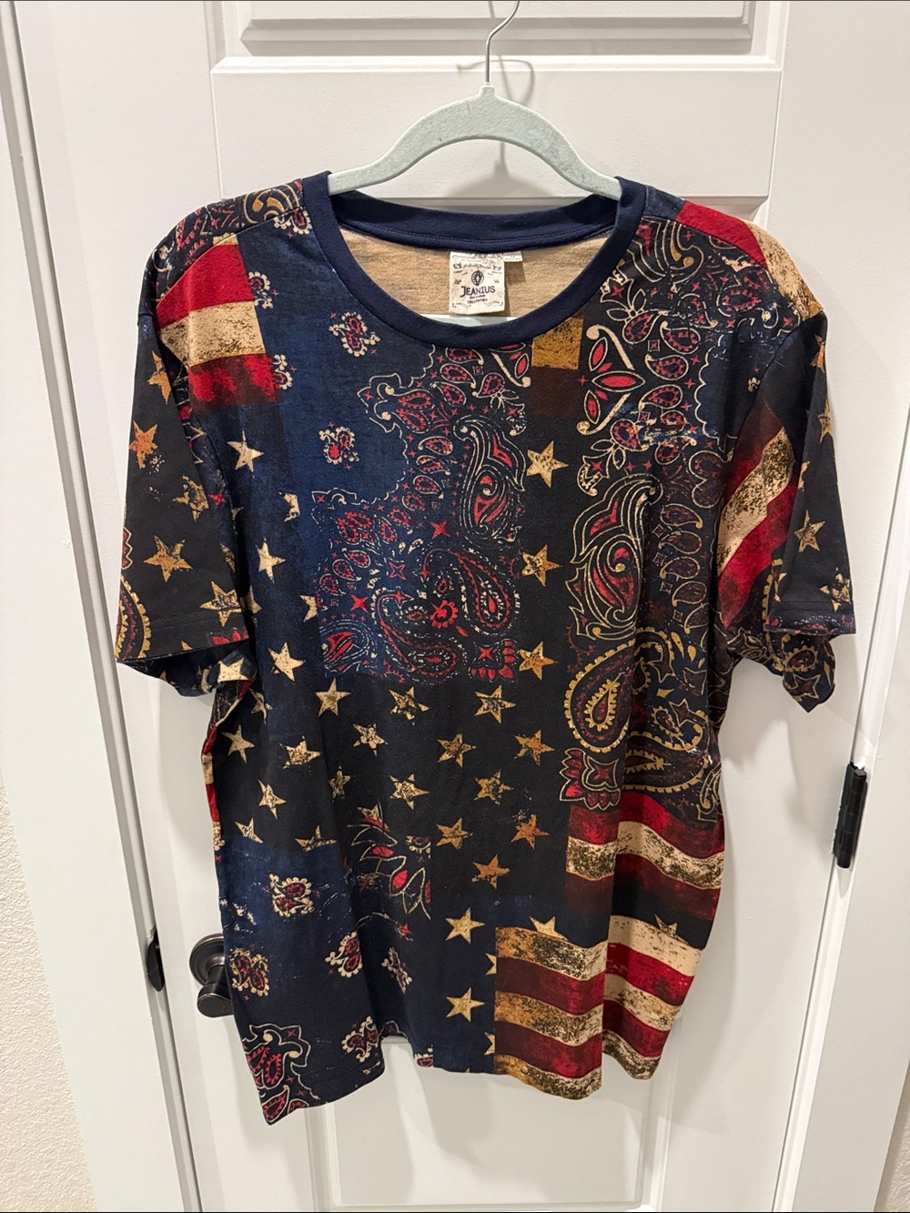 Vintage-Style Patriotic Bandana Print T-Shirt - Navy/Red